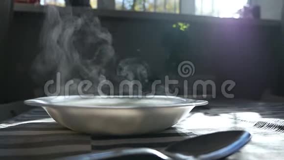 鸡面汤肉汤传统鸡汤放在碗里从一碗汤里蒸出来视频的预览图