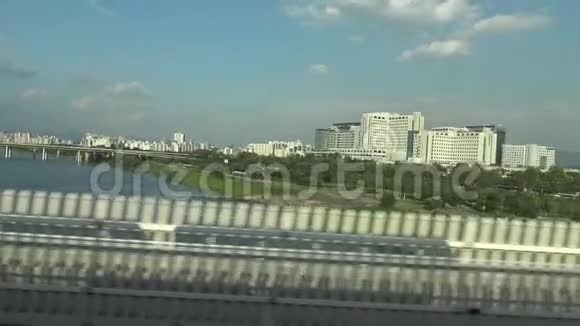 4从火车窗口可以看到汉城和著名的汉江大桥视频的预览图