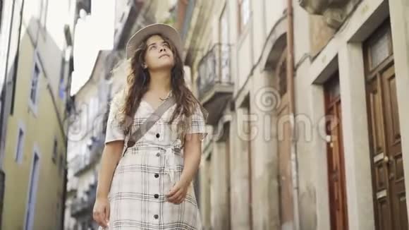 葡萄牙街头的漂亮女孩视频的预览图
