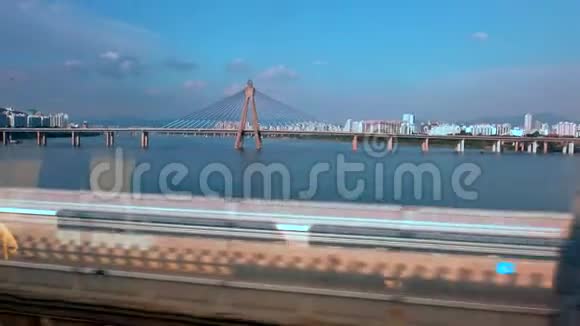 4从火车窗口可以看到汉城和著名的汉江大桥视频的预览图