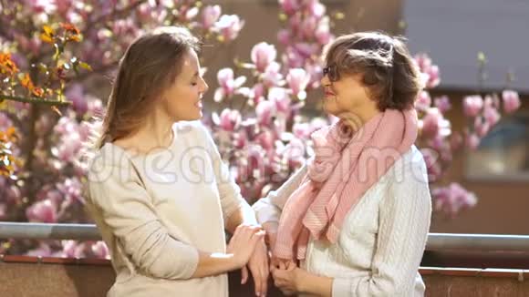 对话母女两个女人站在阳台上互相对峙聊天很有趣春天视频的预览图