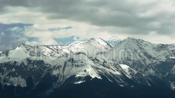 云在山脉上空的时间流逝视频的预览图