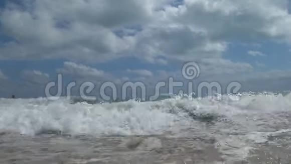 在阳光明媚的夏日海浪覆盖在美丽的沙滩上的摄像机从低角度拍摄动作摄像机视频的预览图