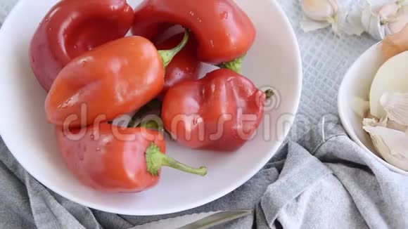 用米饭和蔬菜准备红辣椒填充素食主义者素食烹饪视频的预览图