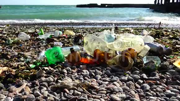 生态问题塑料垃圾在海洋和海岸污染海洋黑海视频的预览图