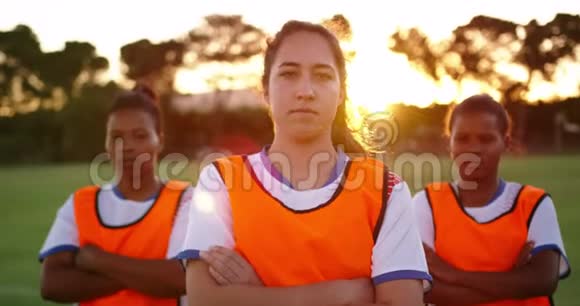 女子足球运动员双臂交叉站在足球场上4k视频的预览图