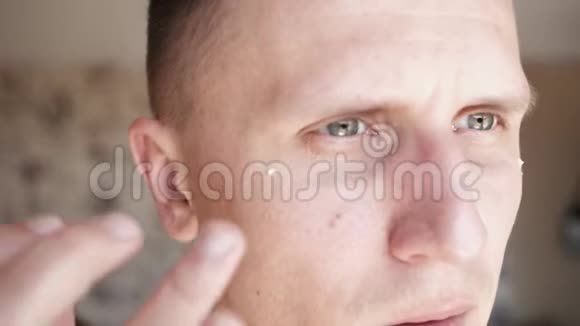 白色都市美男用洗剂治疗眼周衰老视频的预览图