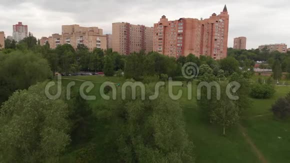俄罗斯莫斯科的公园Druzhby和Levoberezhny区向前移动视频的预览图
