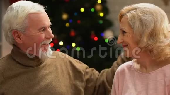 老两口热情拥抱庆祝圣诞节一起快乐特写视频的预览图