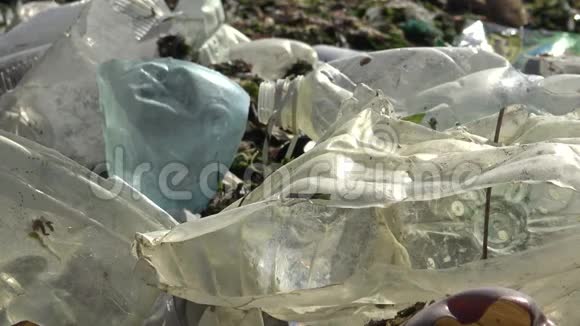 生态问题塑料垃圾在海洋和海岸污染海洋黑色视频的预览图
