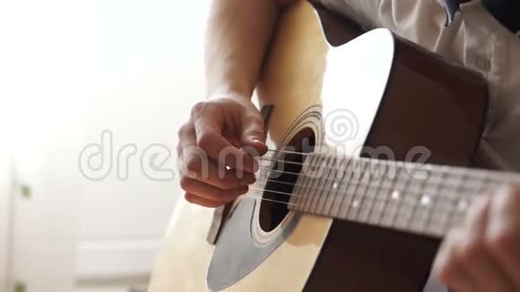 男人手指触摸吉他的琴弦视频的预览图