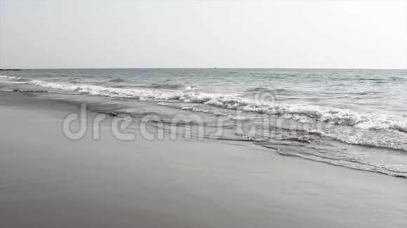 海浪在风暴中触摸沙滩视频的预览图