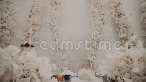 大厅装饰用花装饰的白色桌子视频的预览图