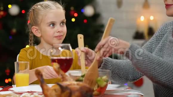 家庭吃圣诞晚餐桌上有肉和沙拉假日有健康食品视频的预览图