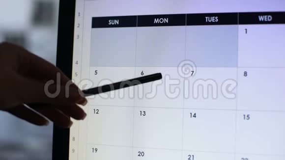 日期安排在在线日历手中指向个人电脑屏幕重要提醒视频的预览图