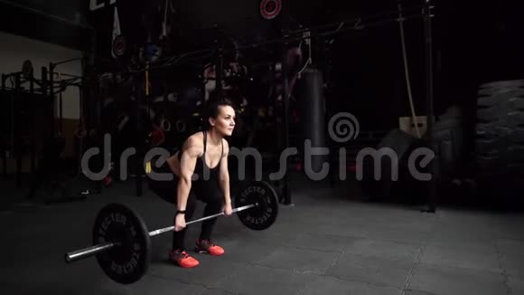 强壮肌肉的女人在交叉健身馆里做动作要干净利落视频的预览图