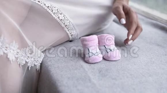 年轻孕妇的肖像怀孕爱情人和期望的概念把一个粉红色婴儿的小宝贝视频的预览图