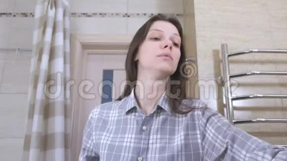 刚睡醒的女人把眼镜放在浴室里把自己整理好视频的预览图