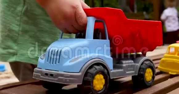 孩子玩玩具卡车视频的预览图