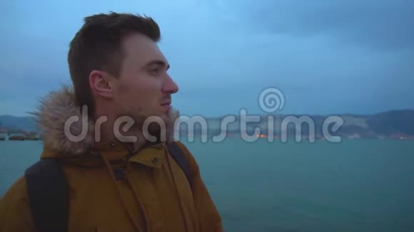 一个年轻人望着远处看着大海的美丽视频的预览图