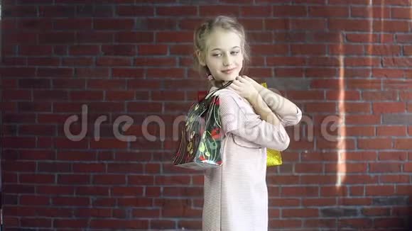小女孩野外购物之旅视频的预览图