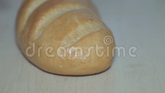 用刀切面包视频的预览图