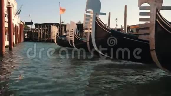 威尼斯与贡多拉斯停泊在一起视频的预览图