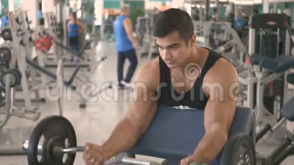 他在健身房训练二头肌视频的预览图
