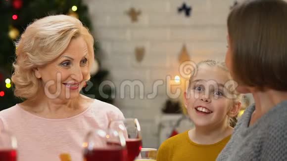 小女孩和大人在节日桌上开玩笑圣诞快乐庆祝视频的预览图