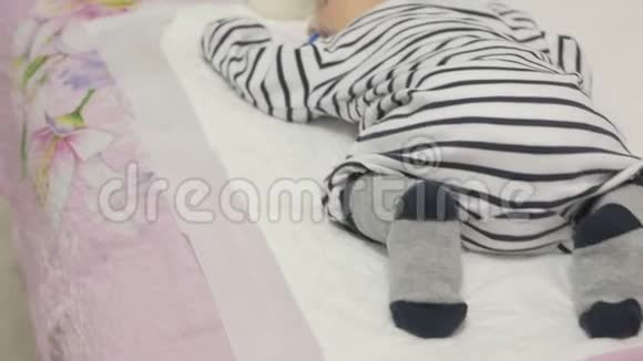 安静可爱的婴儿睡在房间里的床上视频的预览图