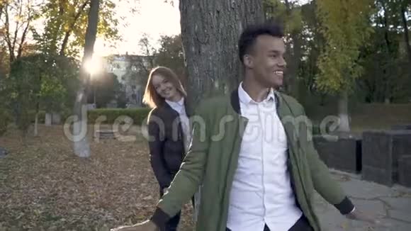 微笑的非裔美国人模仿一只鸟的飞行视频的预览图