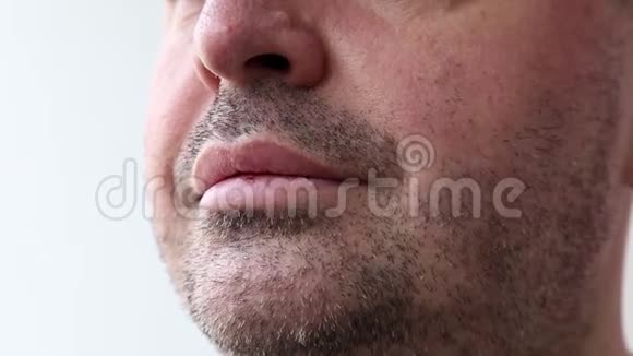 男人张开嘴用手指指着他在白色背景上的坏牙齿特写视频的预览图