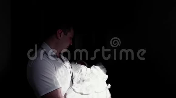 父亲怀里抱着一个熟睡的小儿子光落在他身上视频的预览图