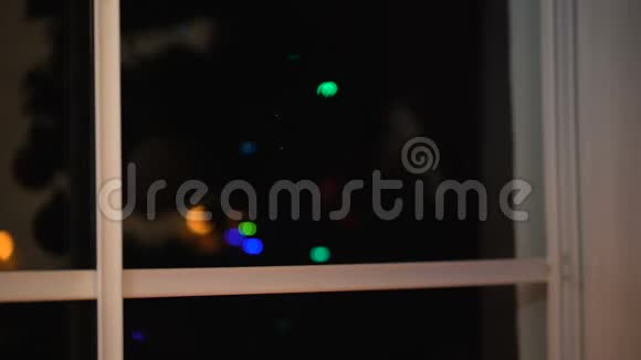悲伤孤独的女孩透过窗户在孤儿之家等待父母的圣诞节视频的预览图