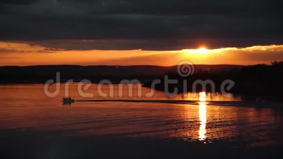 金色的夕阳照在湖面上视频的预览图