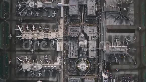工业街区巨大的现代机场飞机站上迷人的顶级无人机景观视频的预览图