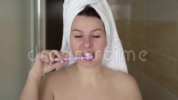 女人在现代浴室刷牙视频的预览图