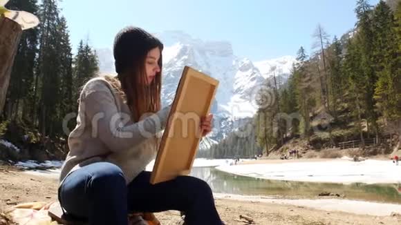 白云石一位受启发的年轻女子在大自然中作画视频的预览图