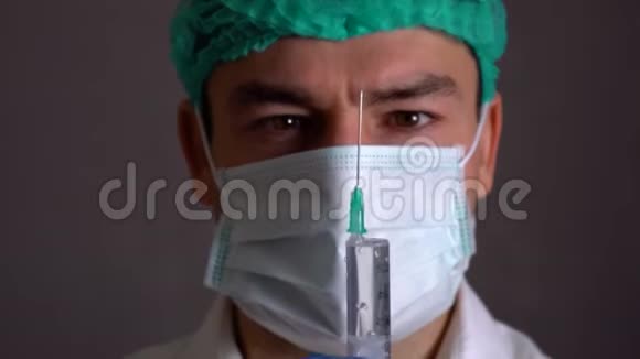 医生手里拿着注射器医生把注射器放在检查室室内视频的预览图