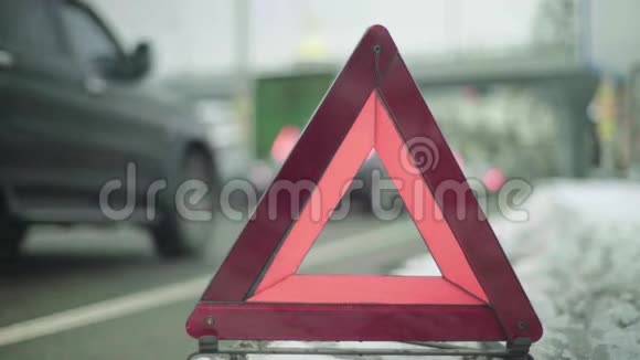 警示标志红三角上路特写镜头崩溃汽车故障视频的预览图