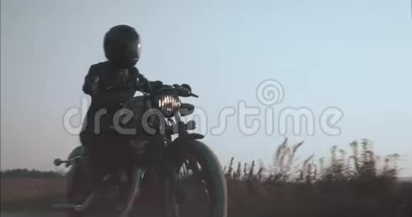 侧景女孩骑摩托车停在路边视频的预览图