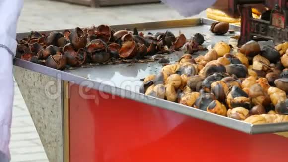 土耳其伊斯坦布尔2019年6月12日在一条城市街道上烤栗子街上的食物热熟的栗子视频的预览图