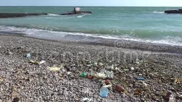 生态问题塑料垃圾在海洋和海岸污染海洋黑色视频的预览图