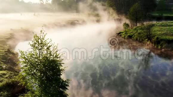 河里的水在早晨黎明时就会涨潮空中景观视频的预览图