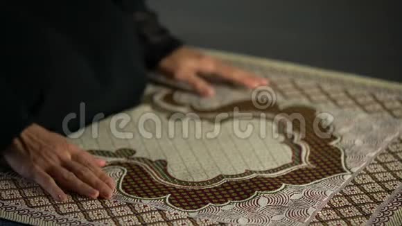 戴头巾的妇女匍匐在祈祷地毯上义务宗教仪式礼拜视频的预览图