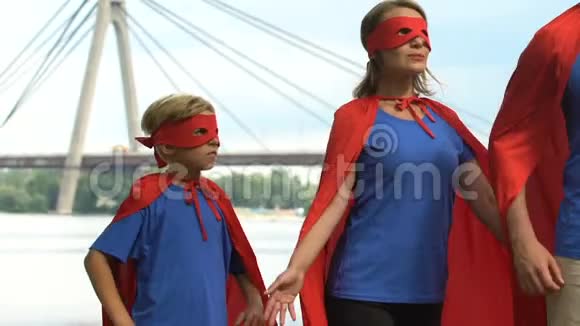 超级英雄的父母和孩子准备冒险家庭支持和团结视频的预览图
