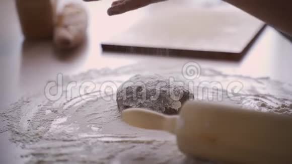 用擀面杖擀出饼干面团圣诞节准备家庭糕点传统圣诞饼干视频的预览图