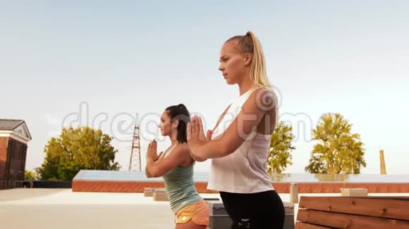 妇女训练和单腿蹲视频的预览图
