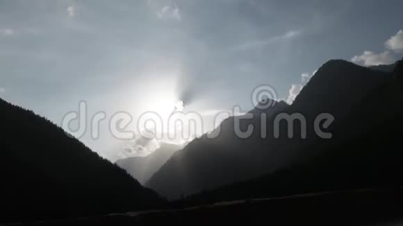 森林山脉上空的太阳和天空时间推移视频的预览图