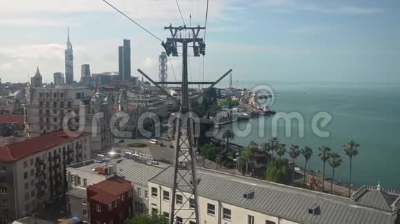 黑海海岸景观从圆形缆车摩天大楼棕榈海港视频的预览图